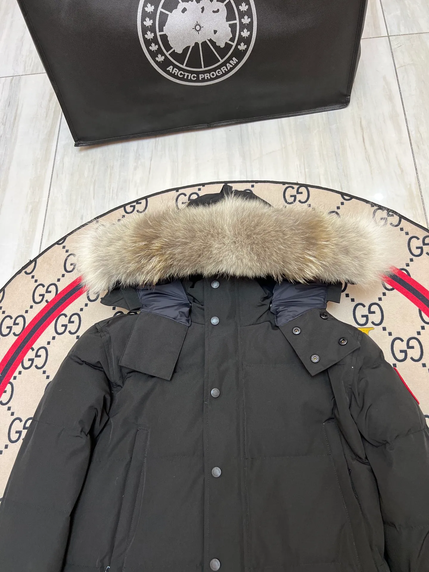 P800 Canada Goose Wyndham Parka has 29 styles for men and women. The hood and fur collar are detachable. My personal favorite is simple and elegant. It is clean and tidy. All Arctic and Antarctic scientific expedition teams choose Canada Goose as their cold wear. It is the Rolls-Royce of down jackets. ➖ Industry-leading anti-counterfeiting chip sensing. ➖ Imported Behringer embroidery machines and customized embroidery labels, the highest level and industry leading. ➖ Imported Korean 21-count polyester-cotton blended original fabric, TC85 waterproof coated fabric, water-repellent, windproof and wear-resistant. ➖ The new national standard 80 white duck down is filled with an average of 520 grams of down. The amount of down filled is industry-leading. ➖ 100% nylon lining with double double-layer sealing design to prevent velvet running, and seamless thread design on the cuffs! ➖ Western Canadian Green Wolf Collar. ➖ Yoshida YKK provides original factory-customized electroplated sliders. YKK two-way lockable zippers are tight and smooth and do not peel off paint. ➖ 3M composite Velcro is durable and the accessories and hardware are all custom-made. Note: Our copywriting is only simple and clear. Instead of bragging about the copywriting, it is better to compare and understand with samples. Only for the purest goose, the most dedicated, the most professional, the highest quality, the highest cost performance! SIZE:S-XXL [With size chart]